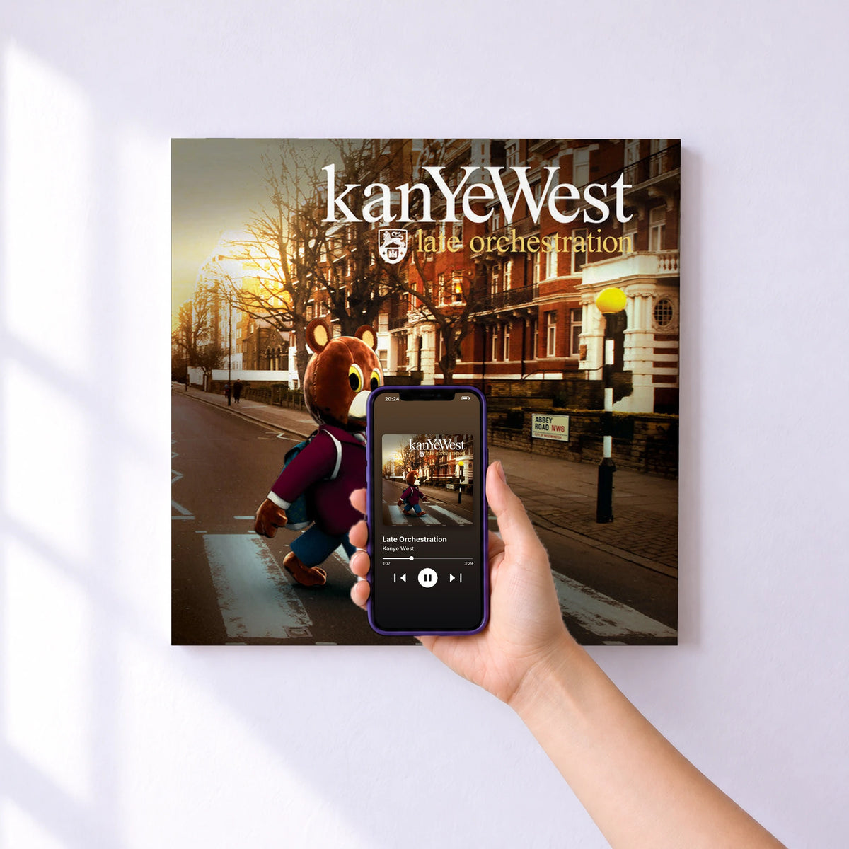 Affiche connectée Late Orchestration de Kanye West au mur : l'album se lance en approchant le téléphone