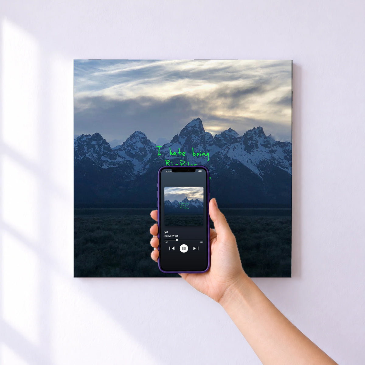 Affiche connectée ye de Kanye West au mur : l'album se lance en approchant le téléphone