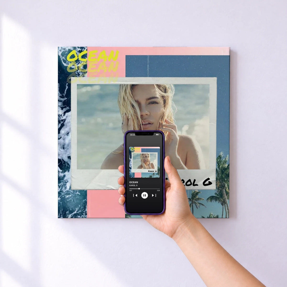 Affiche connectée OCEAN de KAROL G au mur : l'album se lance en approchant le téléphone