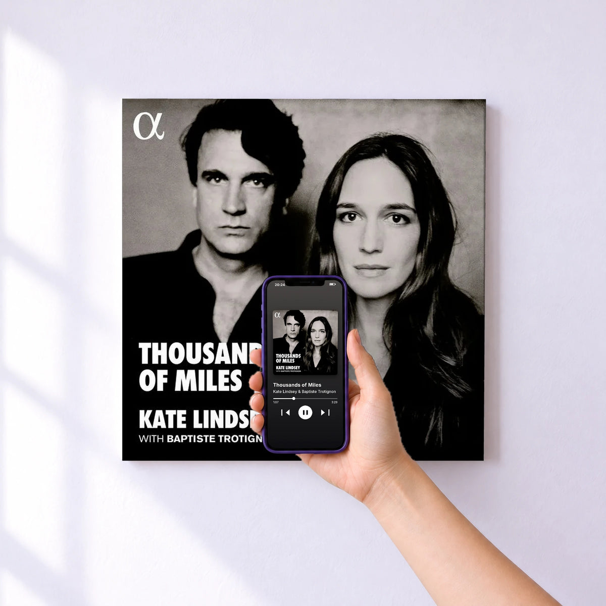 Affiche connectée Thousands of Miles de Kate Lindsey & Baptiste Trotignon au mur : l'album se lance en approchant le téléphone