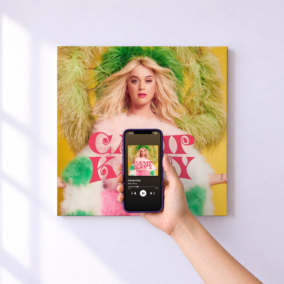 Affiche connectée Camp Katy de Katy Perry au mur : l'album se lance en approchant le téléphone