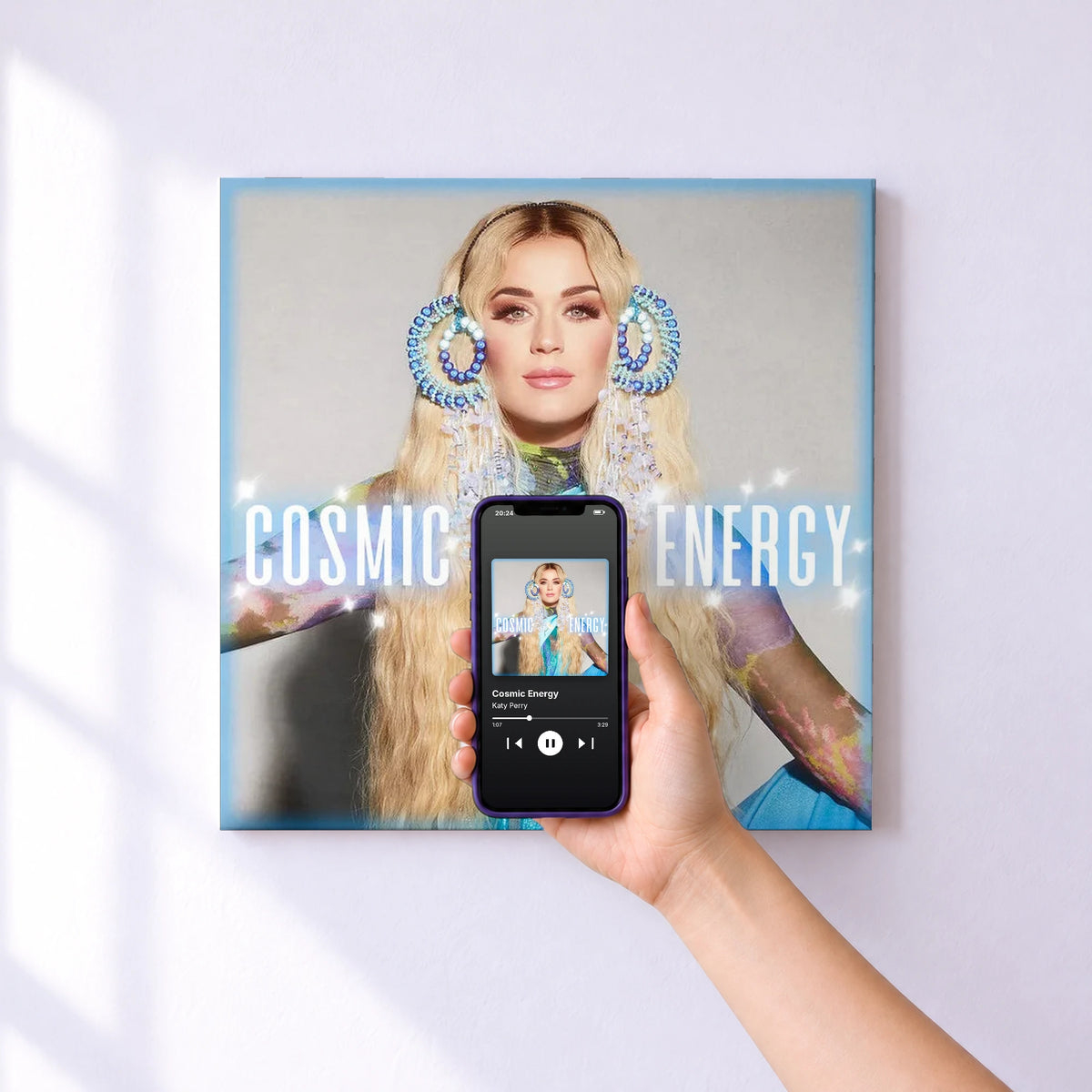 Affiche connectée Cosmic Energy de Katy Perry au mur : l'album se lance en approchant le téléphone
