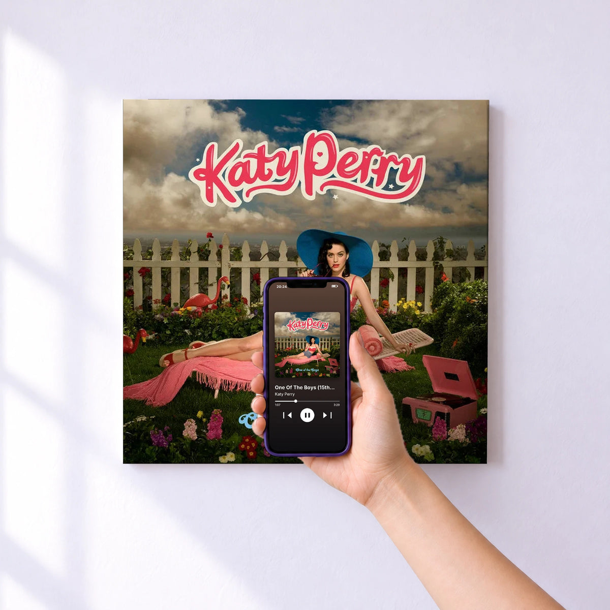 Affiche connectée One Of The Boys (15th Anniversary Edition) de Katy Perry au mur : l'album se lance en approchant le téléphone
