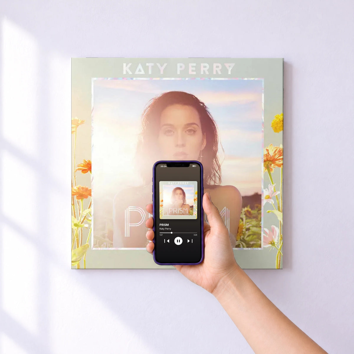 Affiche connectée PRISM de Katy Perry au mur : l'album se lance en approchant le téléphone