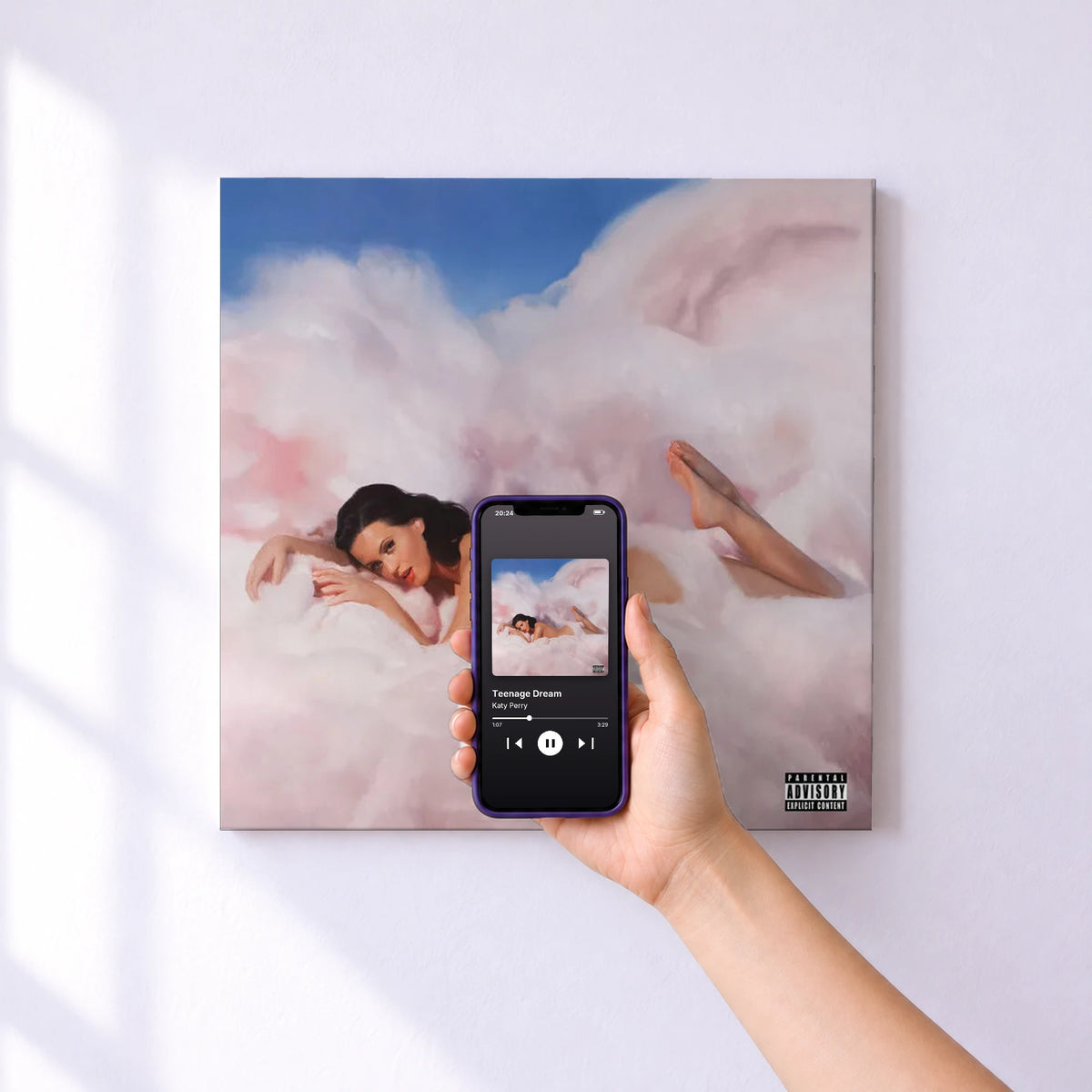 Affiche connectée Teenage Dream de Katy Perry au mur : l'album se lance en approchant le téléphone