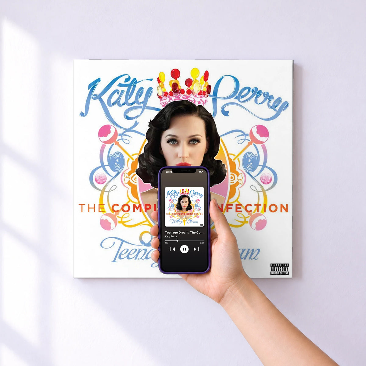 Affiche connectée Teenage Dream: The Complete Confection de Katy Perry au mur : l'album se lance en approchant le téléphone