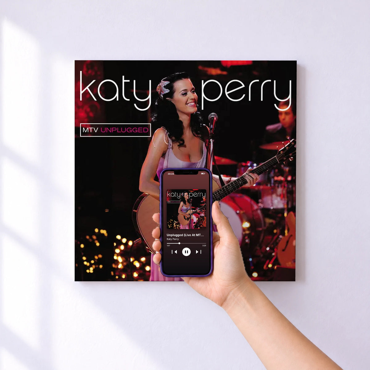 Affiche connectée Unplugged (Live At MTV Unplugged, New York, NY/2009) de Katy Perry au mur : l'album se lance en approchant le téléphone