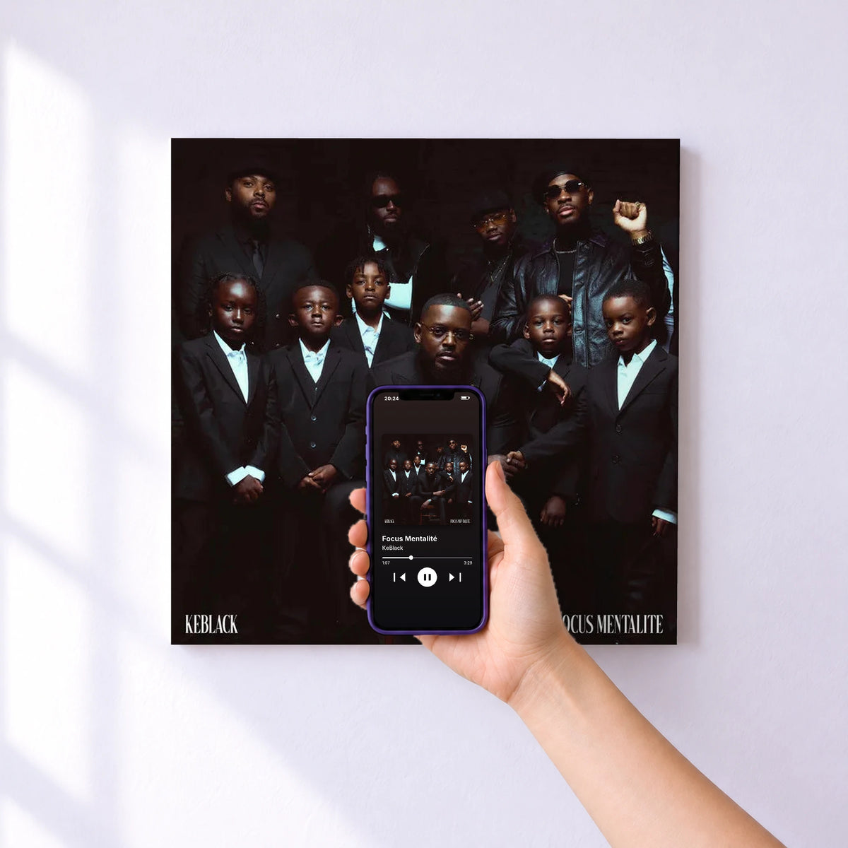 Affiche connectée Focus Mentalité de KeBlack au mur : l'album se lance en approchant le téléphone