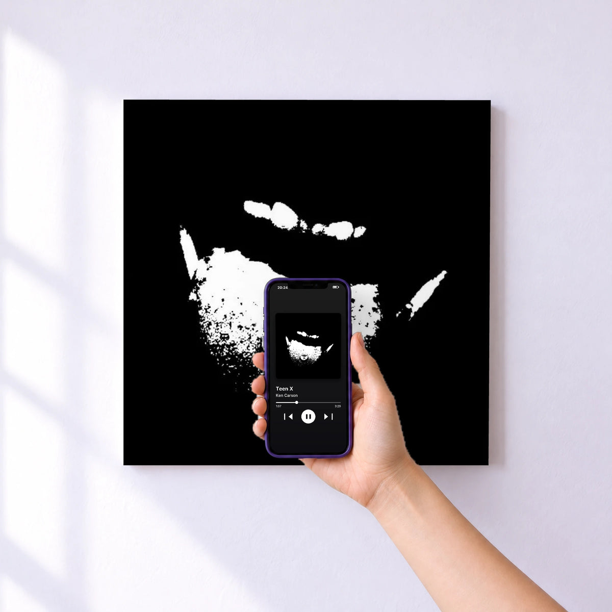 Affiche connectée Teen X de Ken Carson au mur : l'album se lance en approchant le téléphone