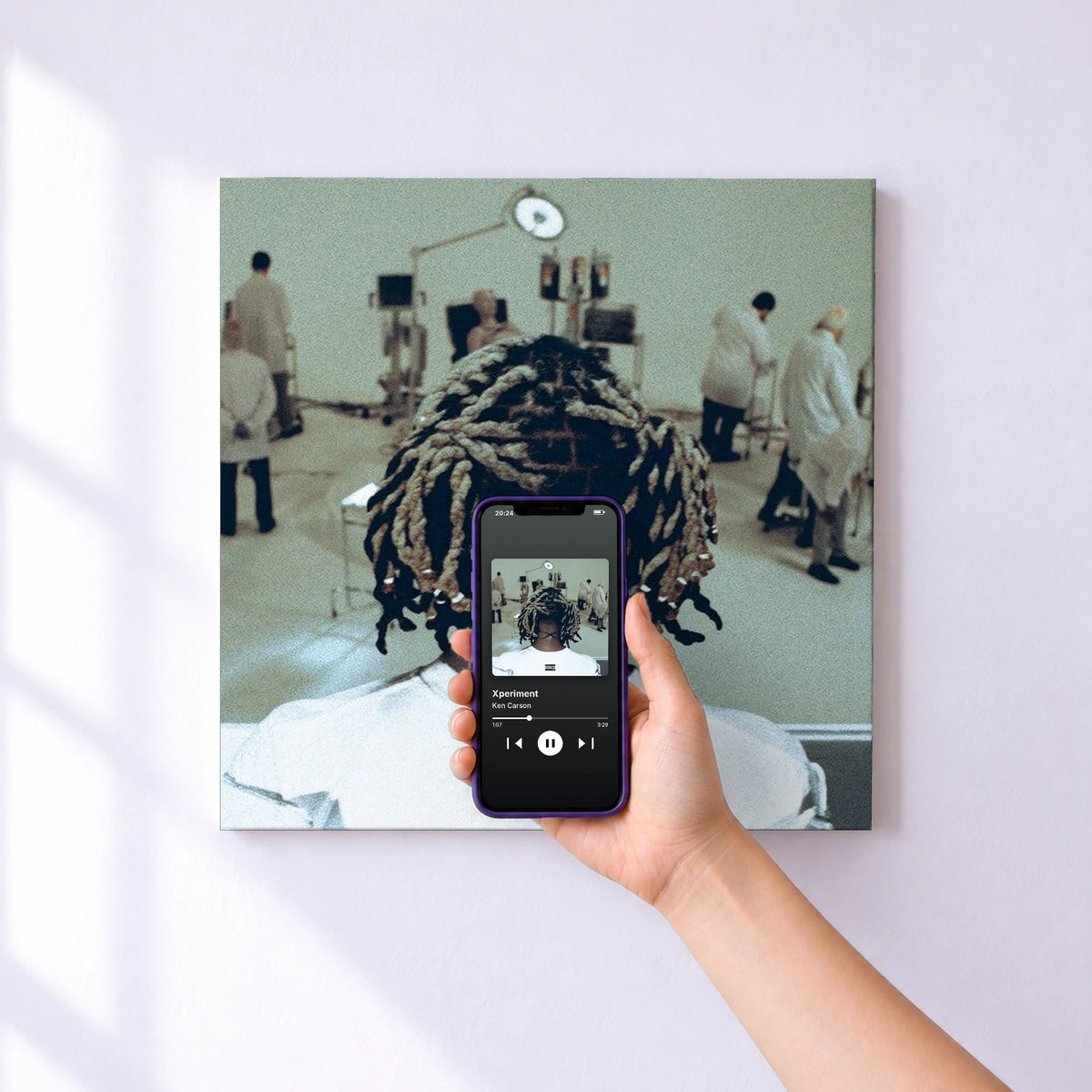 Affiche connectée Xperiment de Ken Carson au mur : l'album se lance en approchant le téléphone