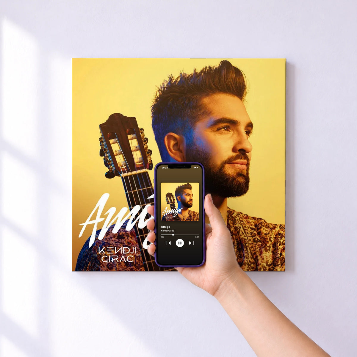 Affiche connectée Amigo de Kendji Girac au mur : l'album se lance en approchant le téléphone