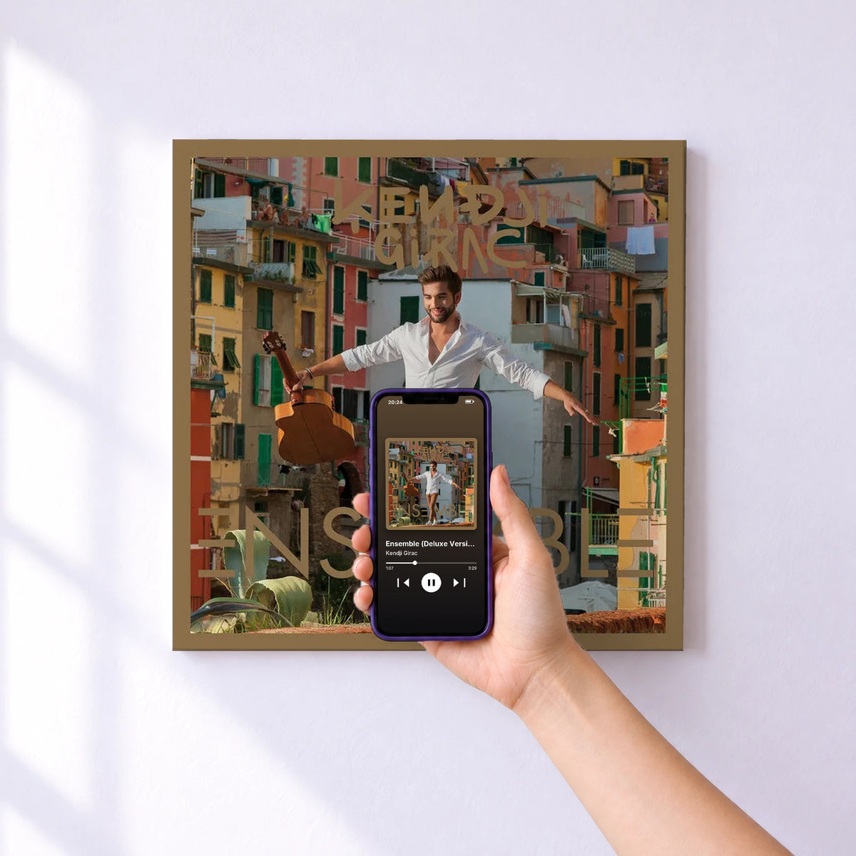 Affiche connectée Ensemble (Deluxe Version) de Kendji Girac au mur : l'album se lance en approchant le téléphone