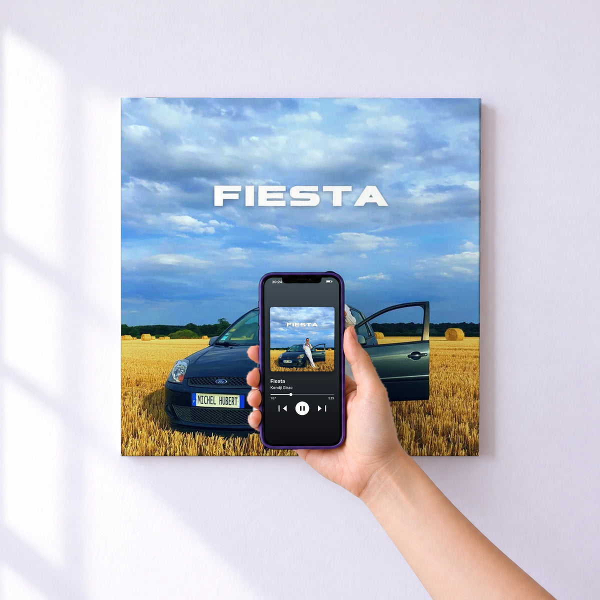 Affiche connectée Fiesta de Kendji Girac au mur : l'album se lance en approchant le téléphone
