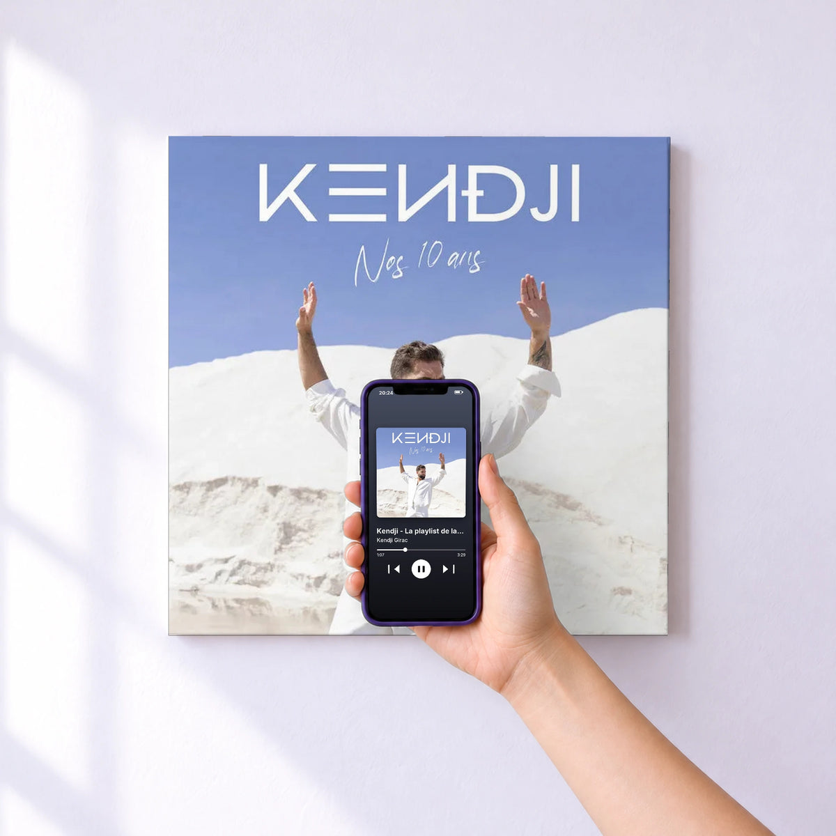 Affiche connectée Kendji - La playlist de la tournée des 10 ans à l’Accor Arena de Kendji Girac au mur : l'album se lance en approchant le téléphone