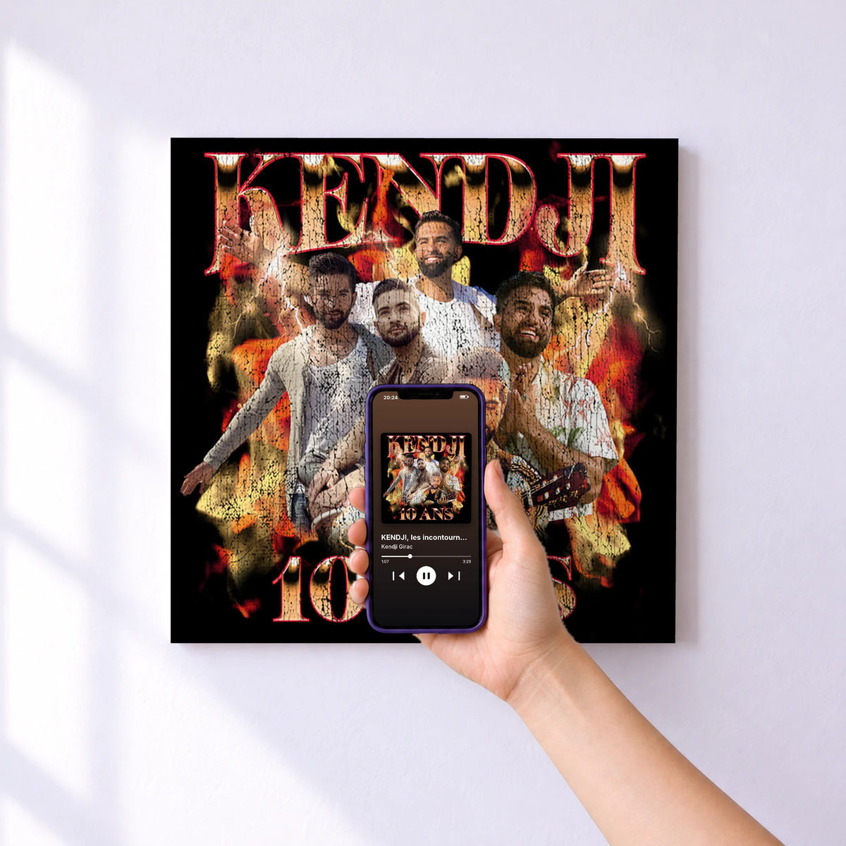 Affiche connectée KENDJI, les incontournables - 10 ans de Kendji Girac au mur : l'album se lance en approchant le téléphone