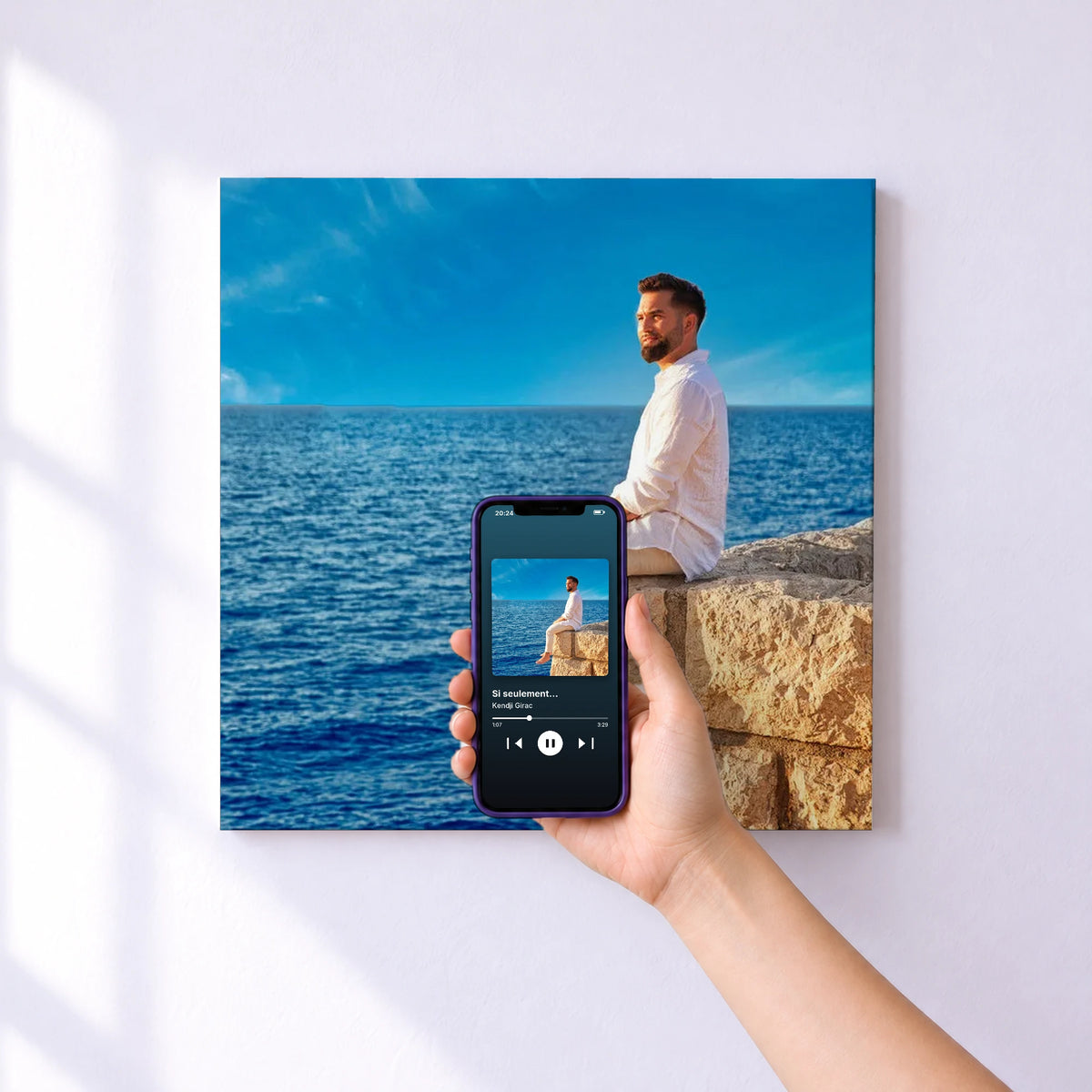 Affiche connectée Si seulement... de Kendji Girac au mur : l'album se lance en approchant le téléphone