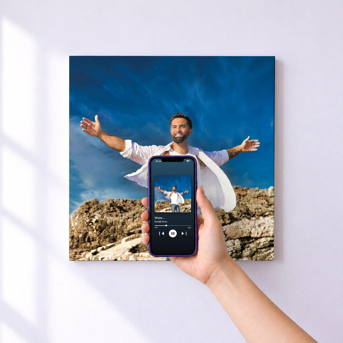 Affiche connectée Vivre... de Kendji Girac au mur : l'album se lance en approchant le téléphone