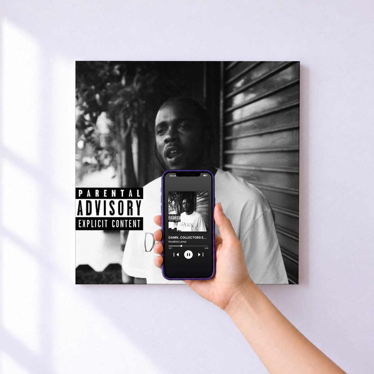 Affiche connectée DAMN. COLLECTORS EDITION. de Kendrick Lamar au mur : l'album se lance en approchant le téléphone