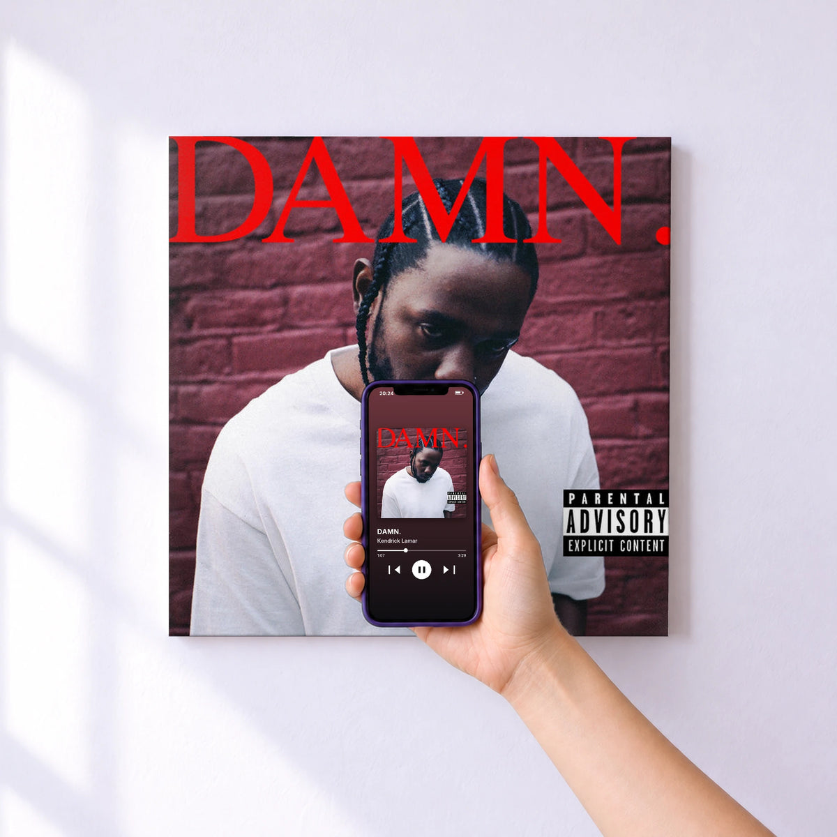 Affiche connectée DAMN. de Kendrick Lamar au mur : l'album se lance en approchant le téléphone