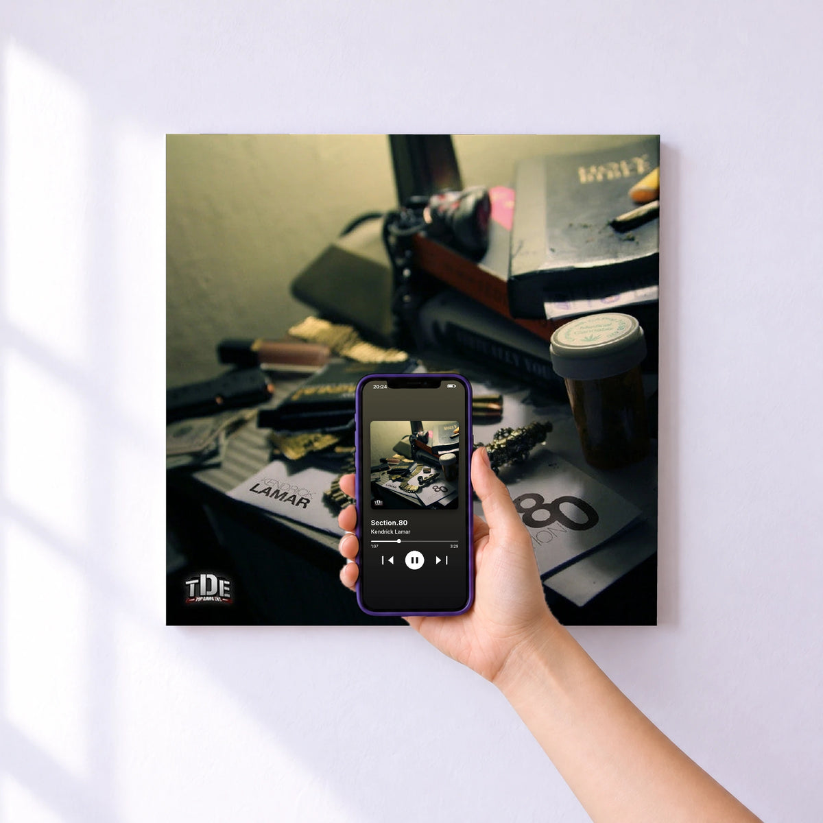 Affiche connectée Section.80 de Kendrick Lamar au mur : l'album se lance en approchant le téléphone