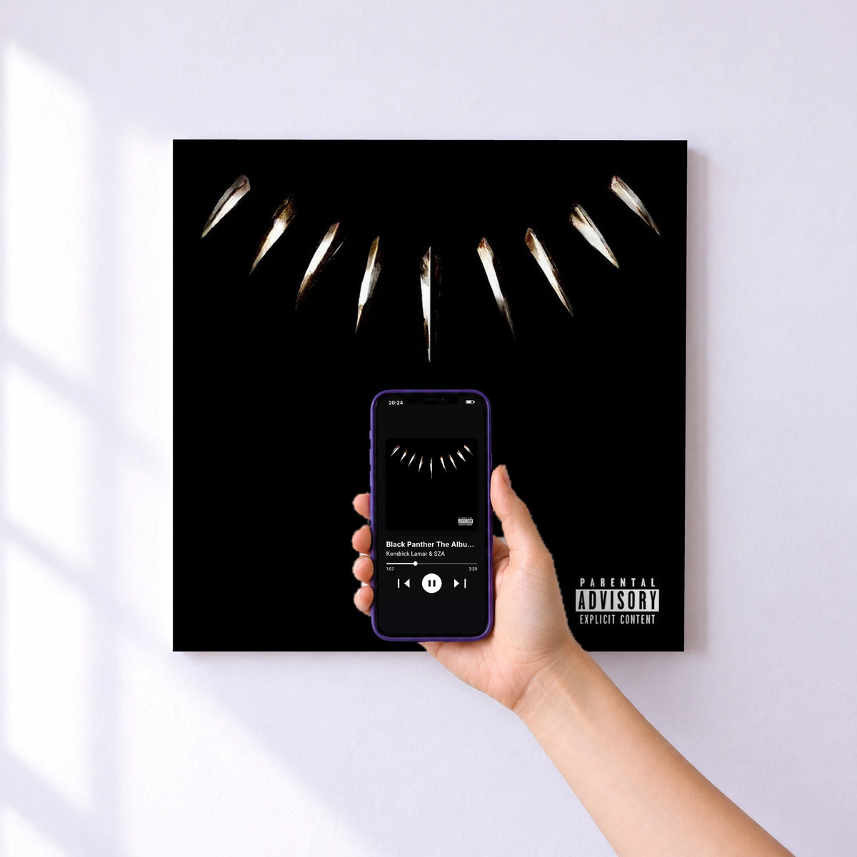 Affiche connectée Black Panther The Album Music From And Inspired By de Kendrick Lamar & SZA au mur : l'album se lance en approchant le téléphone