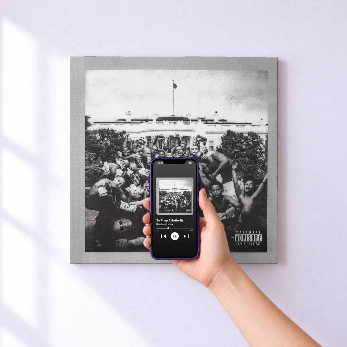 Affiche connectée To Pimp A Butterfly de Kendrick Lamar au mur : l'album se lance en approchant le téléphone