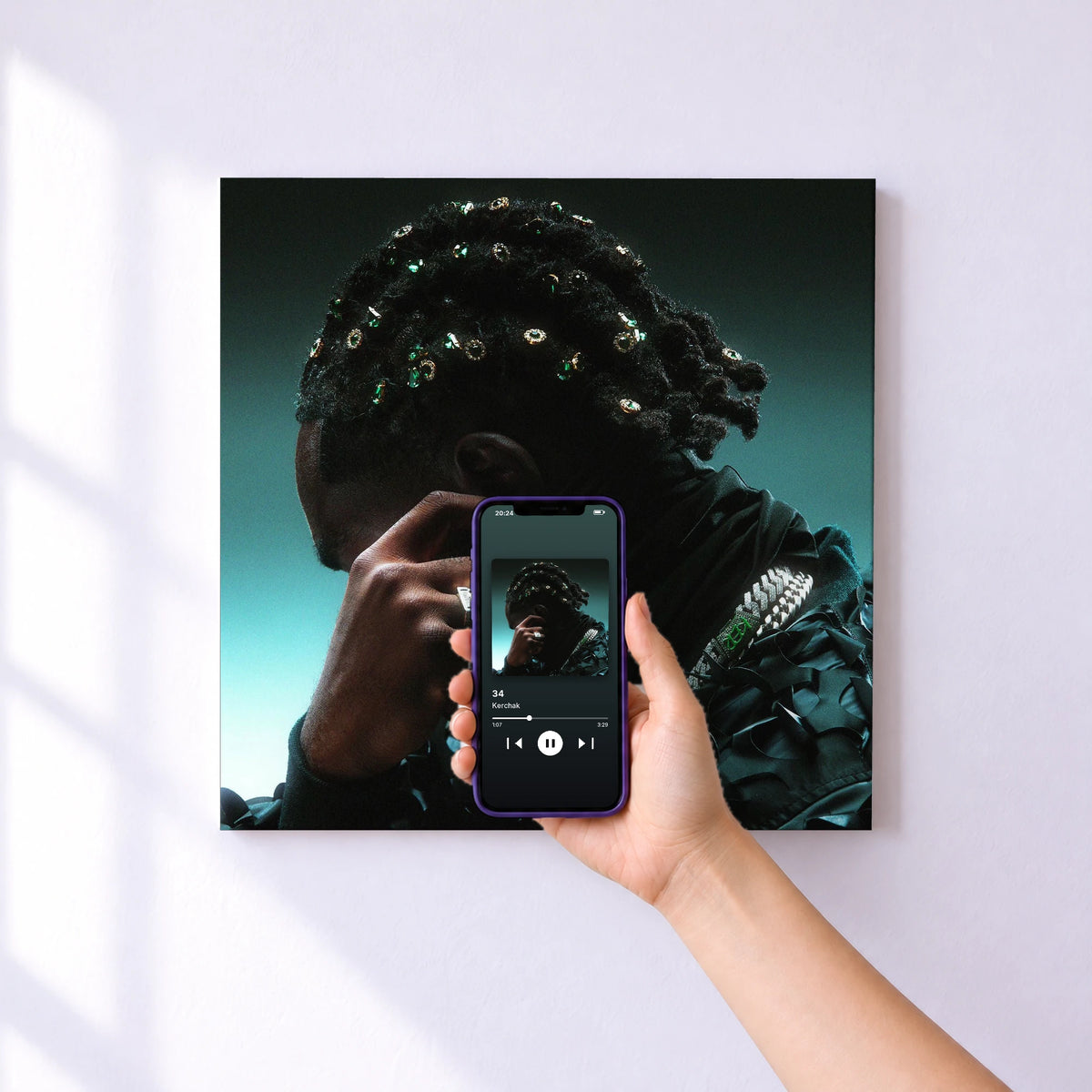 Affiche connectée 34 de Kerchak au mur : l'album se lance en approchant le téléphone