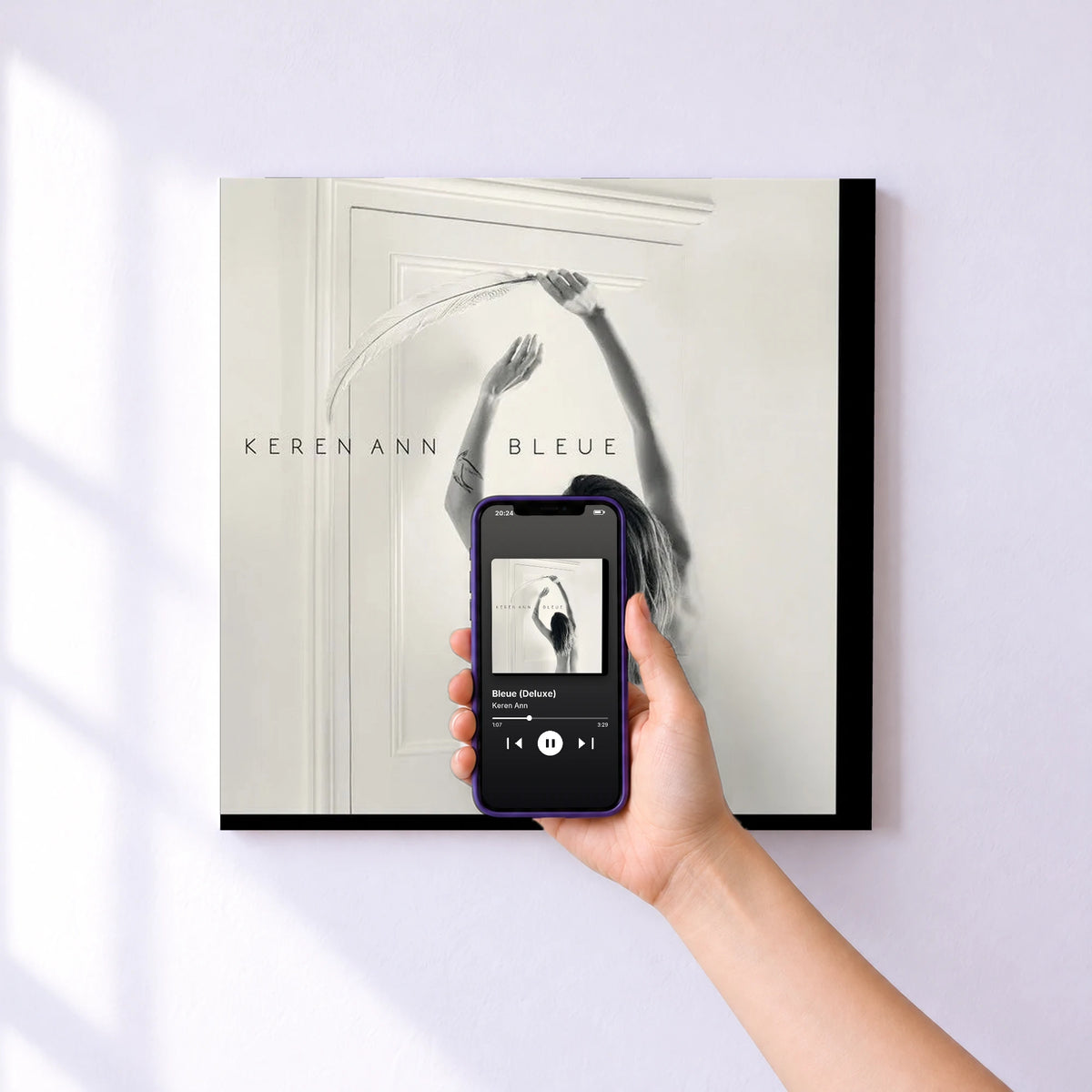 Affiche connectée Bleue (Deluxe) de Keren Ann au mur : l'album se lance en approchant le téléphone