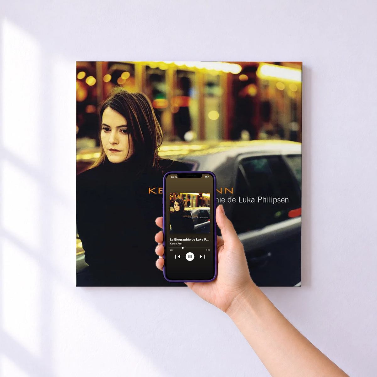 Affiche connectée La Biographie de Luka Philipsen de Keren Ann au mur : l'album se lance en approchant le téléphone
