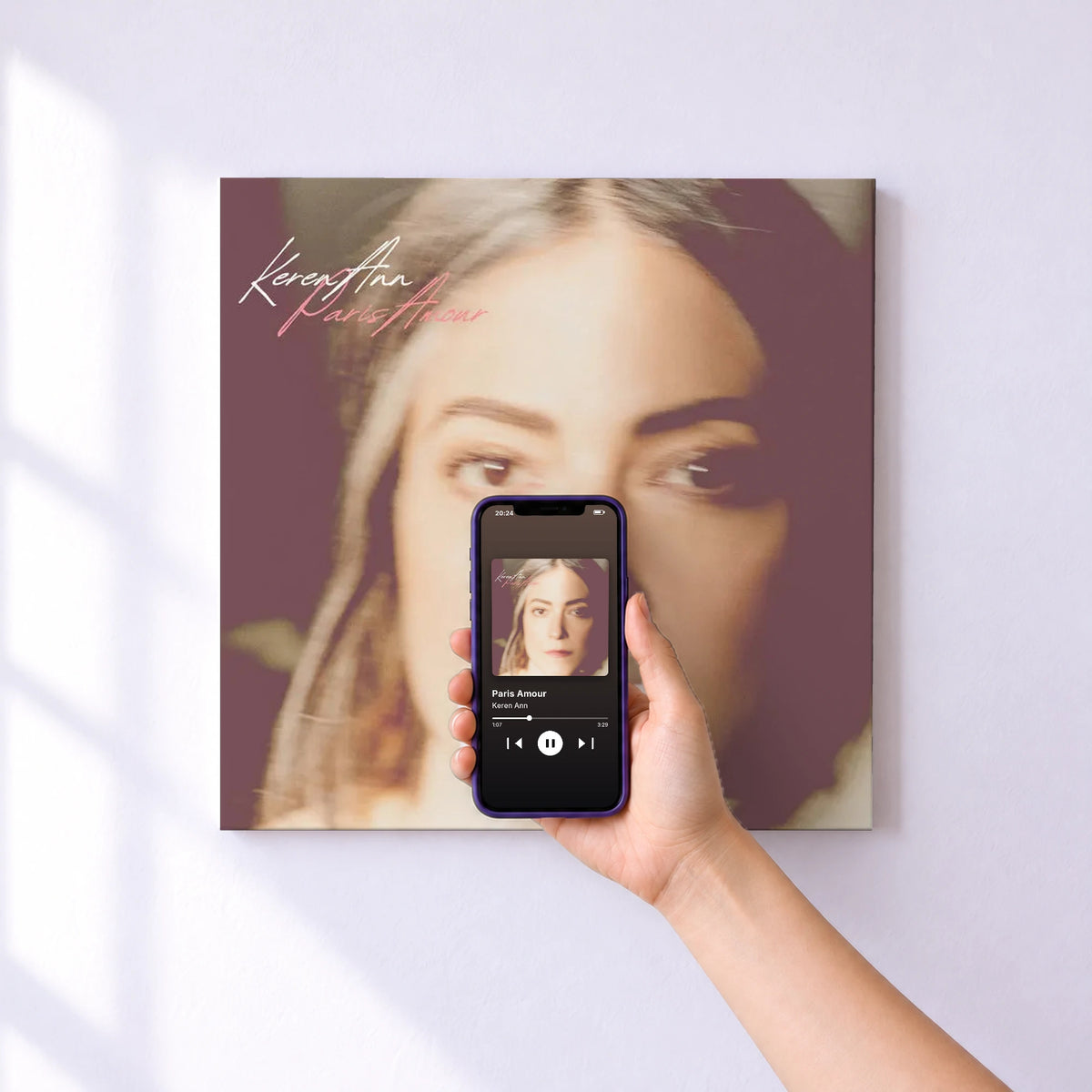 Affiche connectée Paris Amour de Keren Ann au mur : l'album se lance en approchant le téléphone