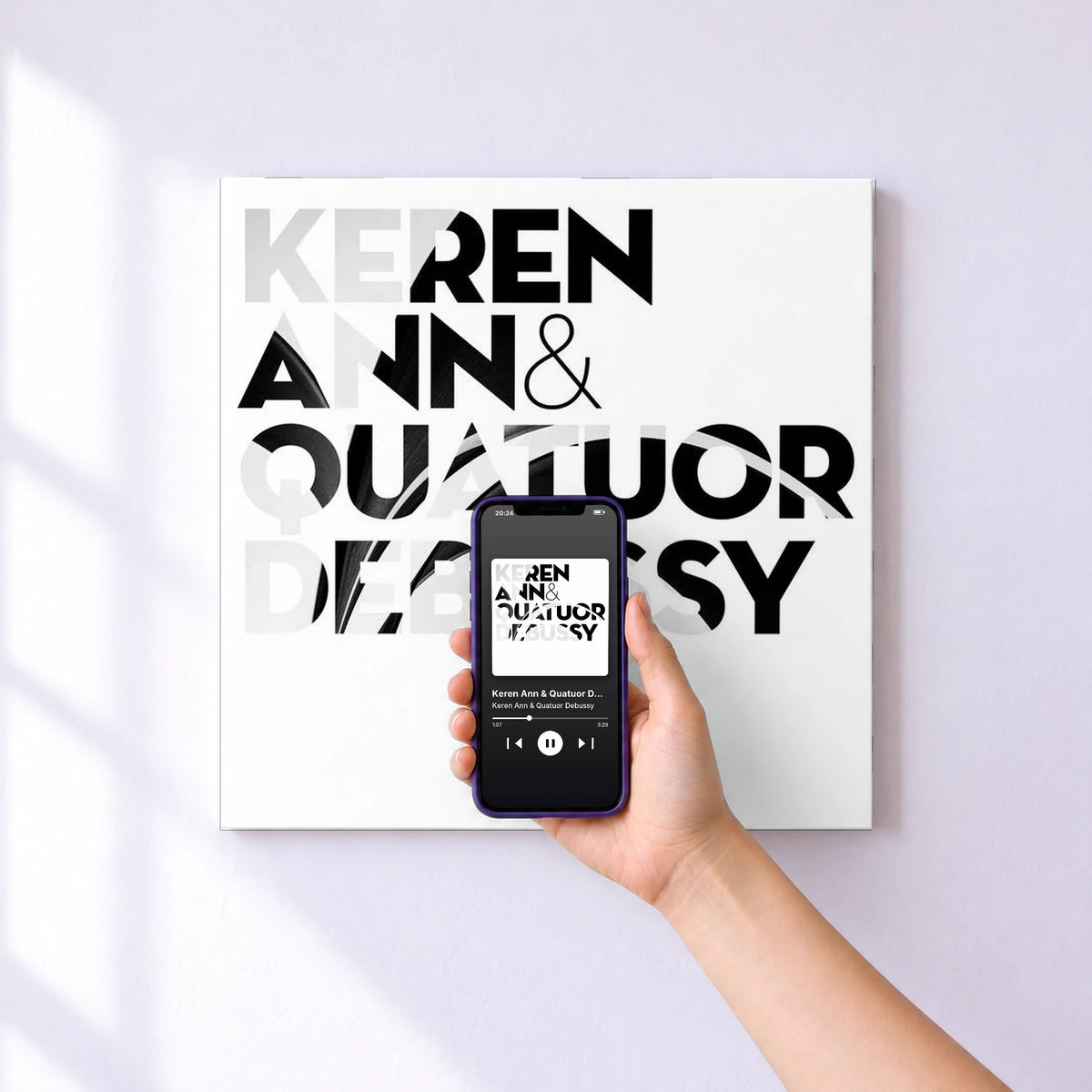 Affiche connectée Keren Ann & Quatuor Debussy de Keren Ann & Quatuor Debussy au mur : l'album se lance en approchant le téléphone