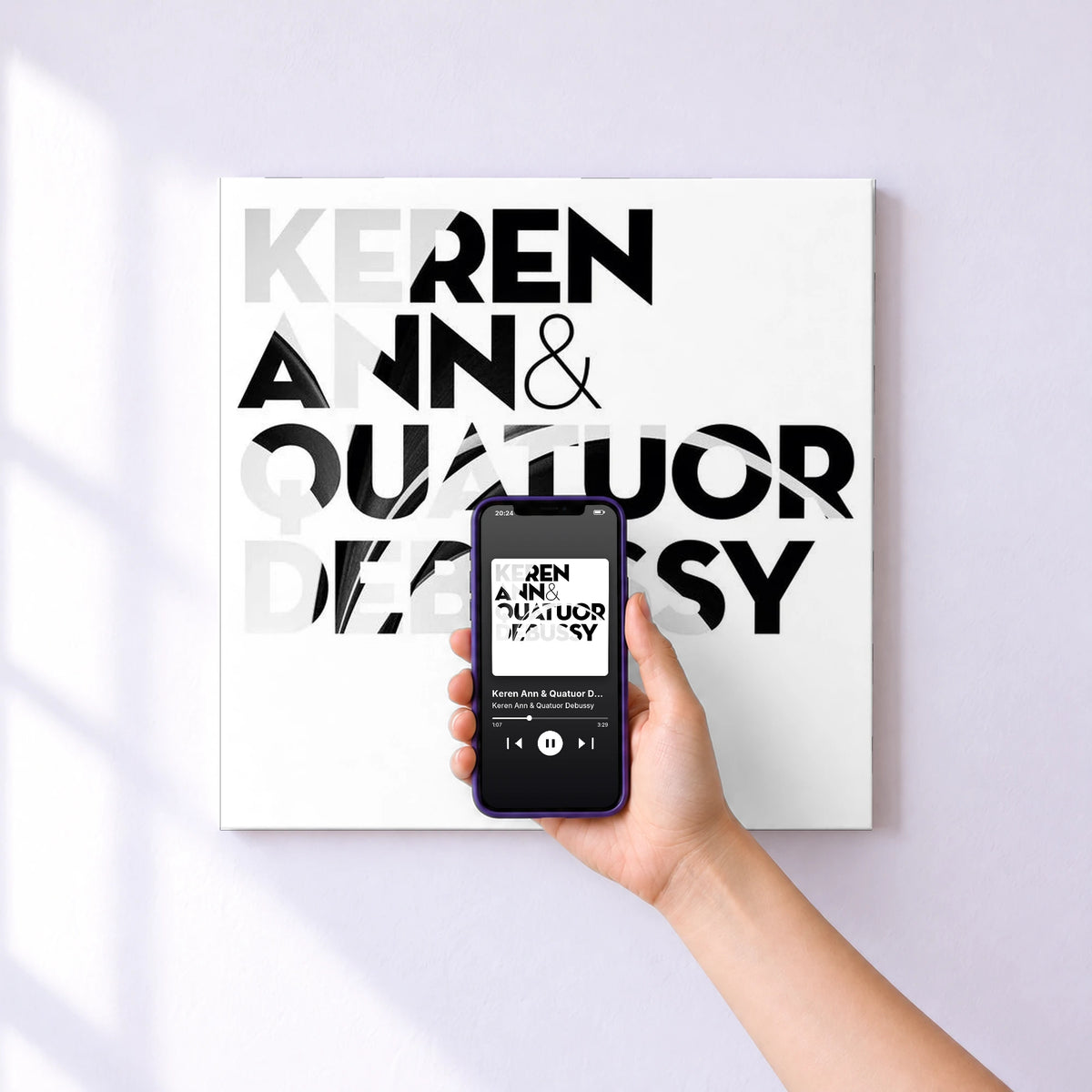 Affiche connectée Keren Ann & Quatuor Debussy (Reedition) de Keren Ann & Quatuor Debussy au mur : l'album se lance en approchant le téléphone