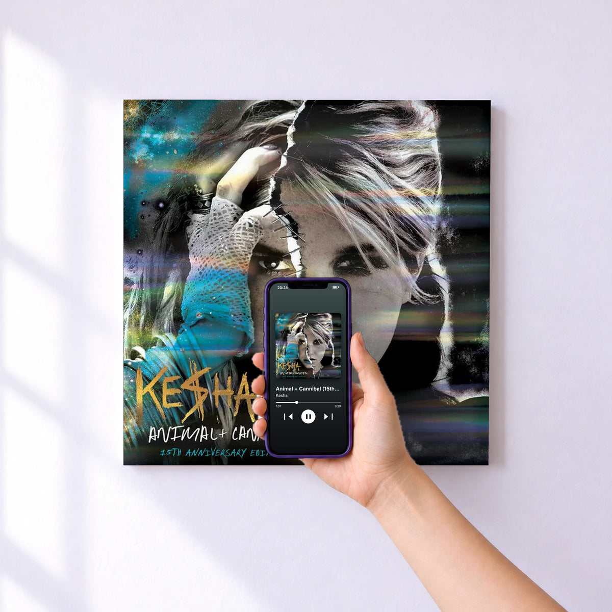 Affiche connectée Animal + Cannibal (15th Anniversary) de Kesha au mur : l'album se lance en approchant le téléphone
