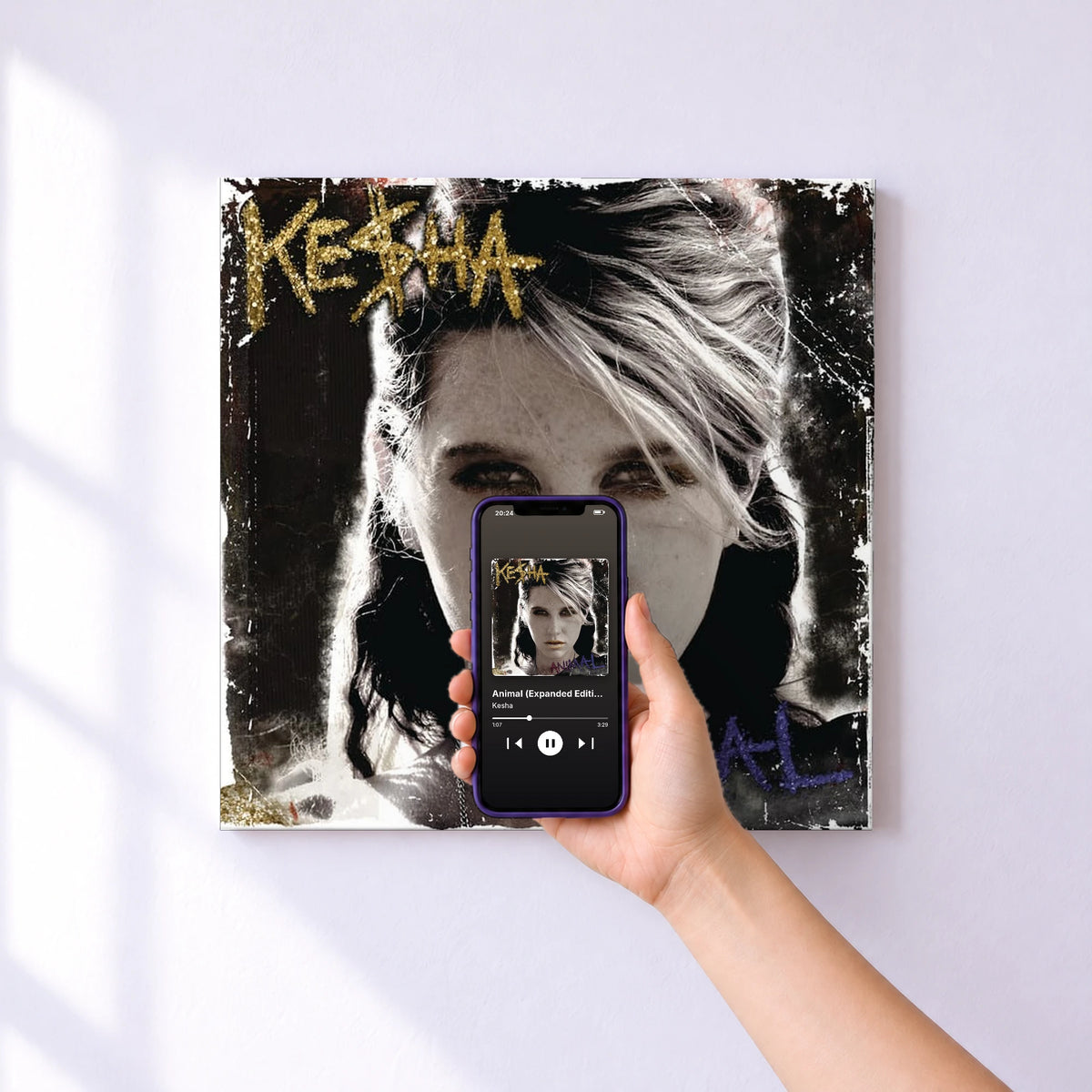 Affiche connectée Animal (Expanded Edition) de Kesha au mur : l'album se lance en approchant le téléphone