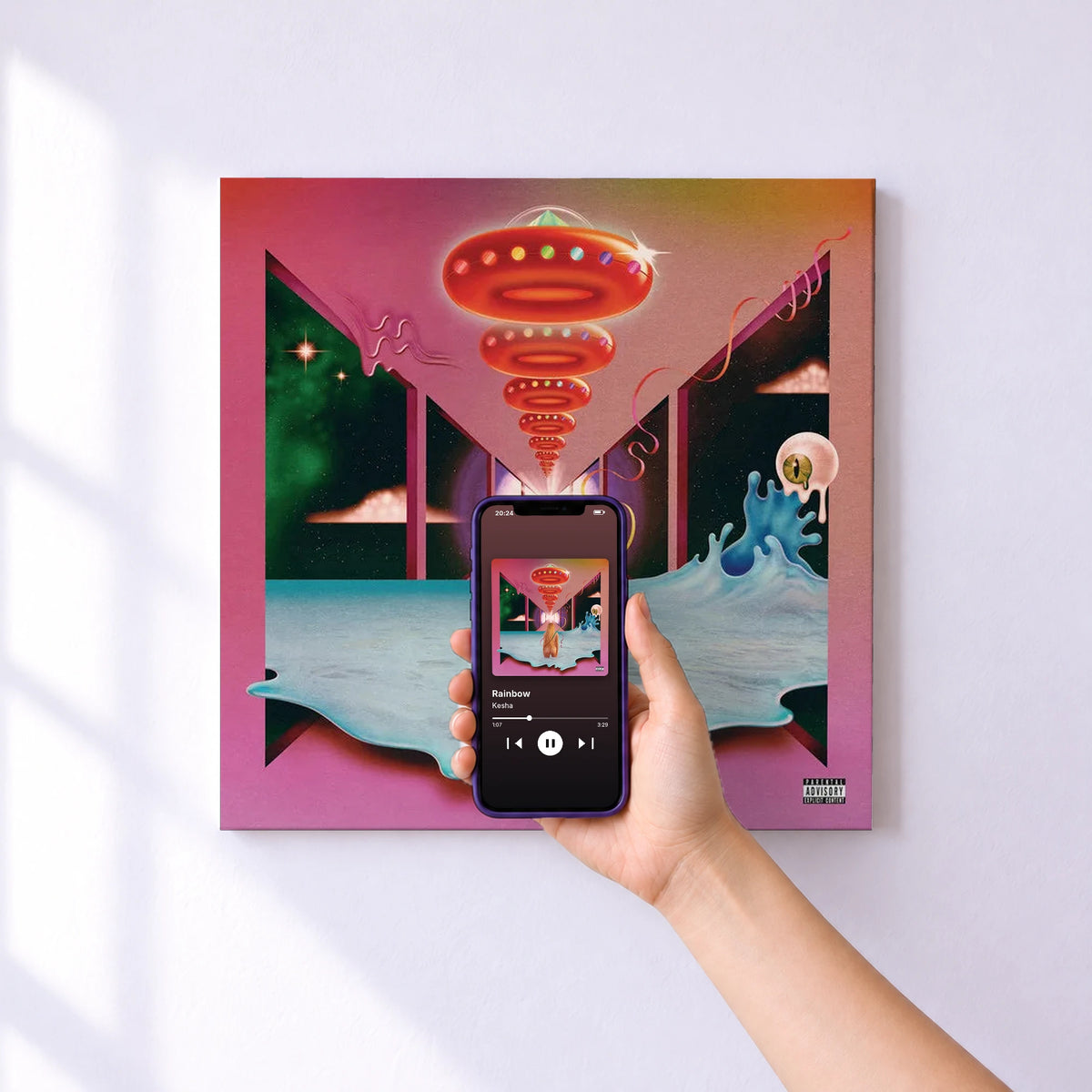 Affiche connectée Rainbow de Kesha au mur : l'album se lance en approchant le téléphone