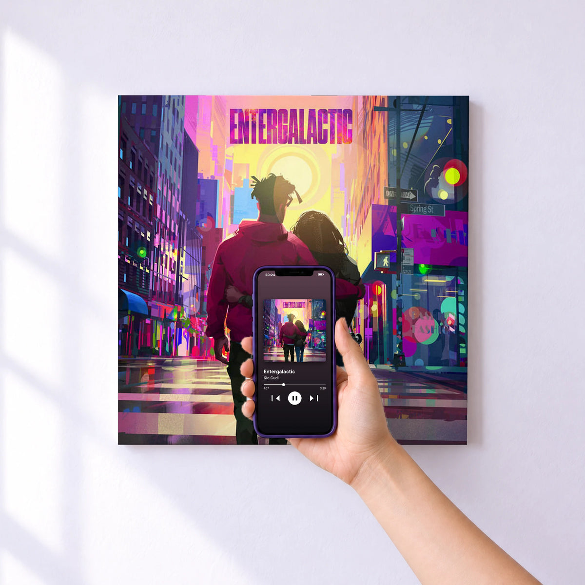 Affiche connectée Entergalactic de Kid Cudi au mur : l'album se lance en approchant le téléphone
