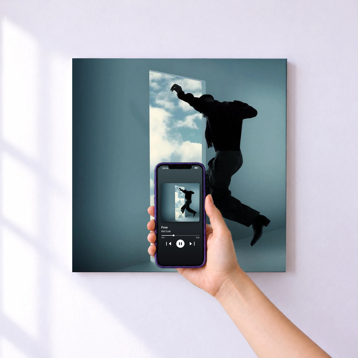 Affiche connectée Free de Kid Cudi au mur : l'album se lance en approchant le téléphone