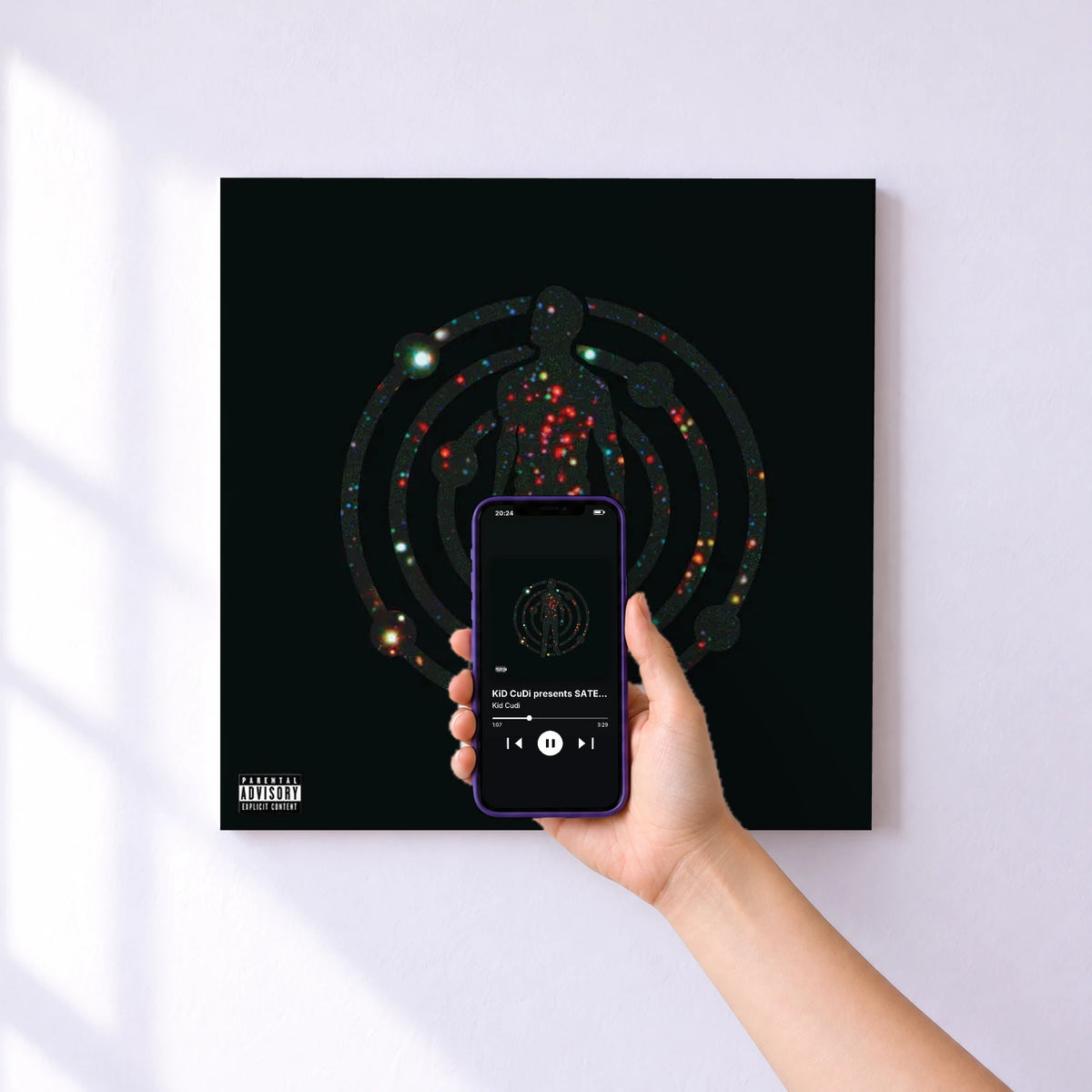 Affiche connectée KiD CuDi presents SATELLITE FLIGHT: The journey to Mother Moon de Kid Cudi au mur : l'album se lance en approchant le téléphone