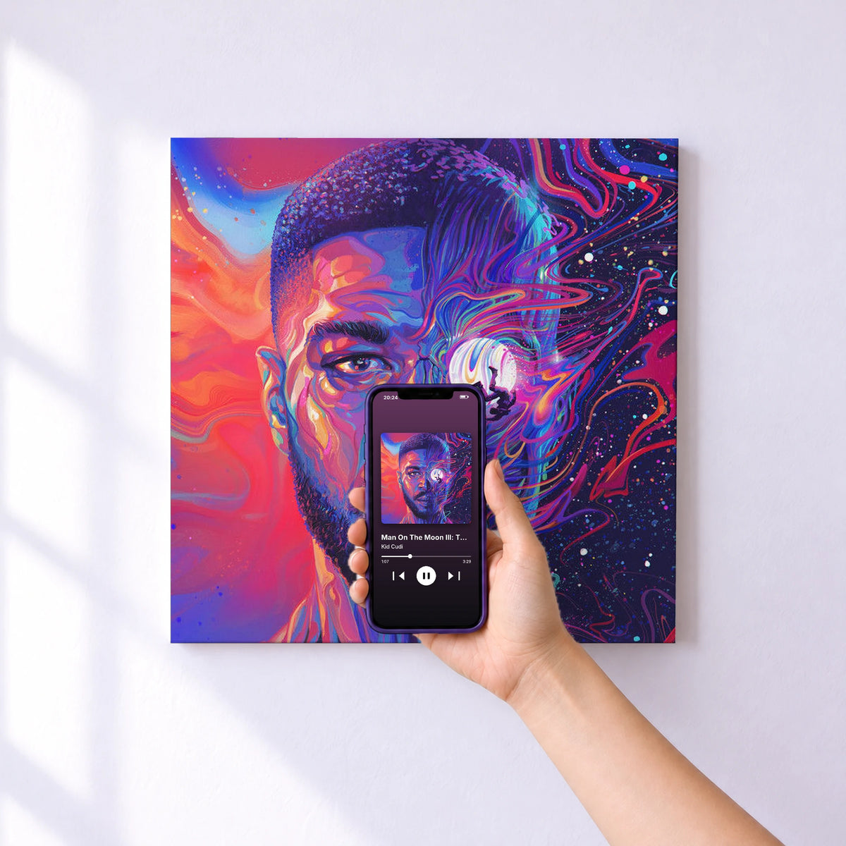 Affiche connectée Man On The Moon III: The Chosen de Kid Cudi au mur : l'album se lance en approchant le téléphone