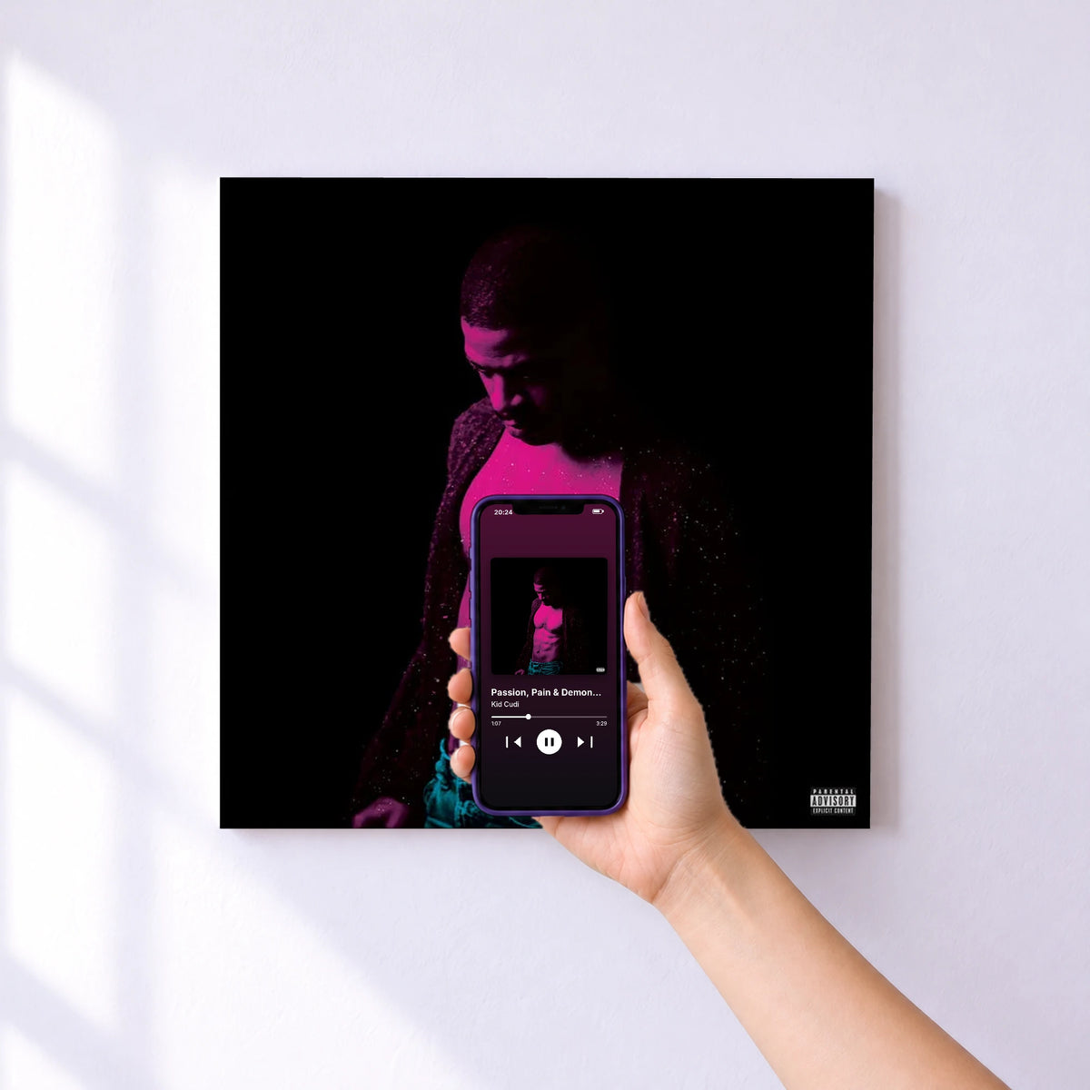Affiche connectée Passion, Pain & Demon Slayin' de Kid Cudi au mur : l'album se lance en approchant le téléphone