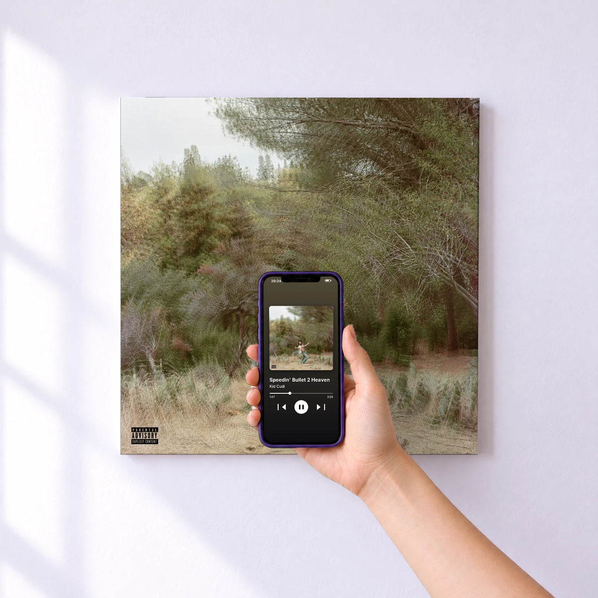 Affiche connectée Speedin' Bullet 2 Heaven de Kid Cudi au mur : l'album se lance en approchant le téléphone