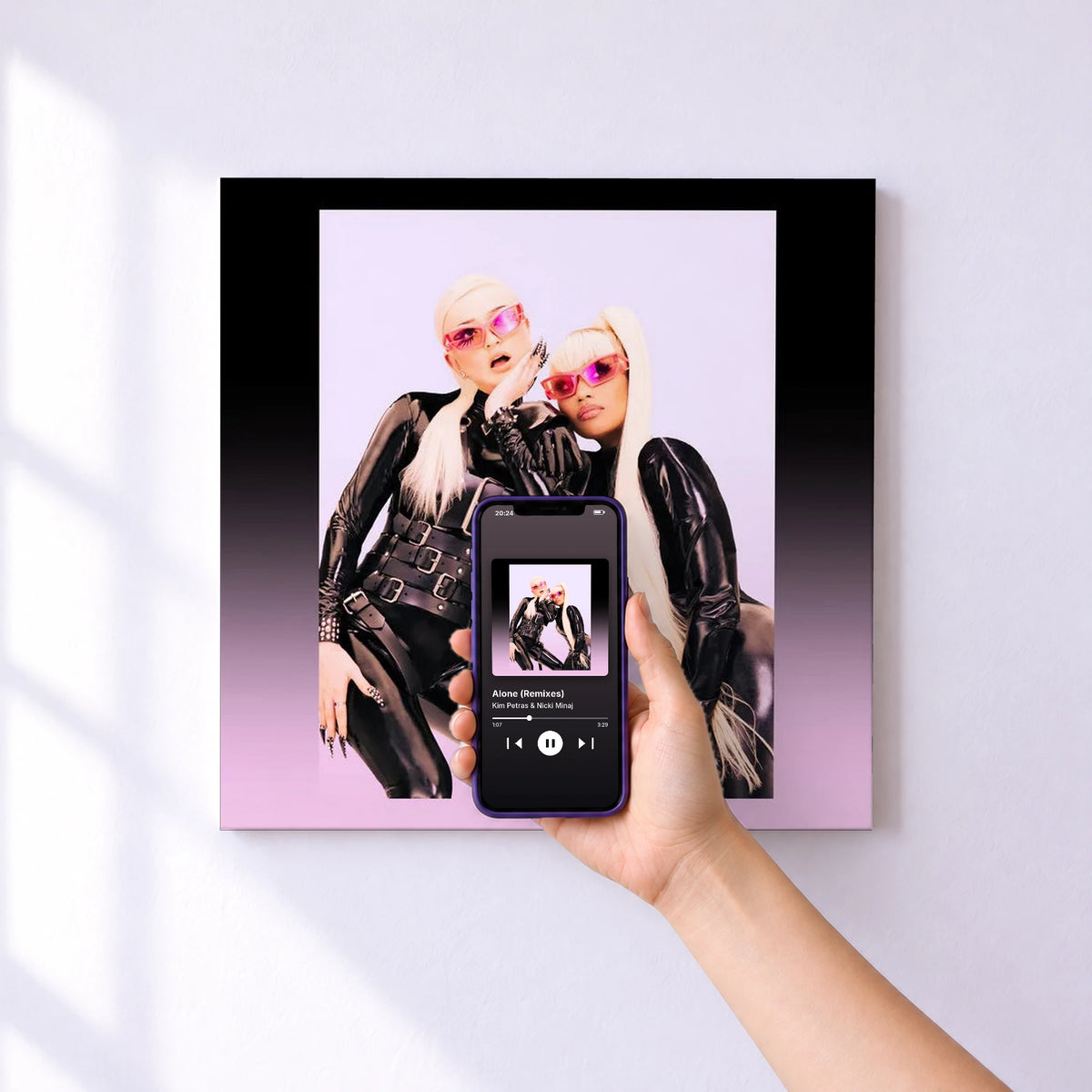 Affiche connectée Alone (Remixes) de Kim Petras & Nicki Minaj au mur : l'album se lance en approchant le téléphone