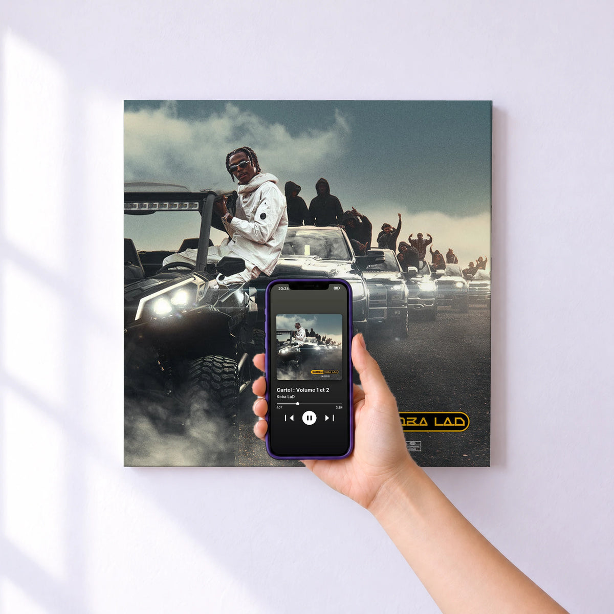 Affiche connectée Cartel : Volume 1 et 2 de Koba LaD au mur : l'album se lance en approchant le téléphone