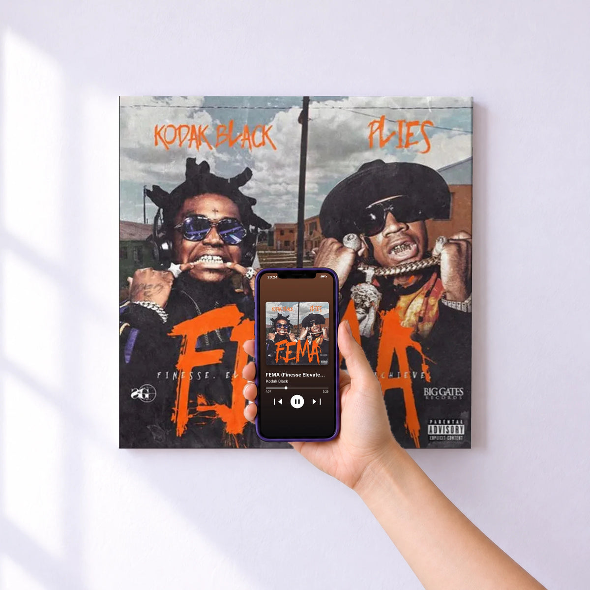 Affiche connectée FEMA (Finesse Elevate Motivate Achieve) de Kodak Black au mur : l'album se lance en approchant le téléphone
