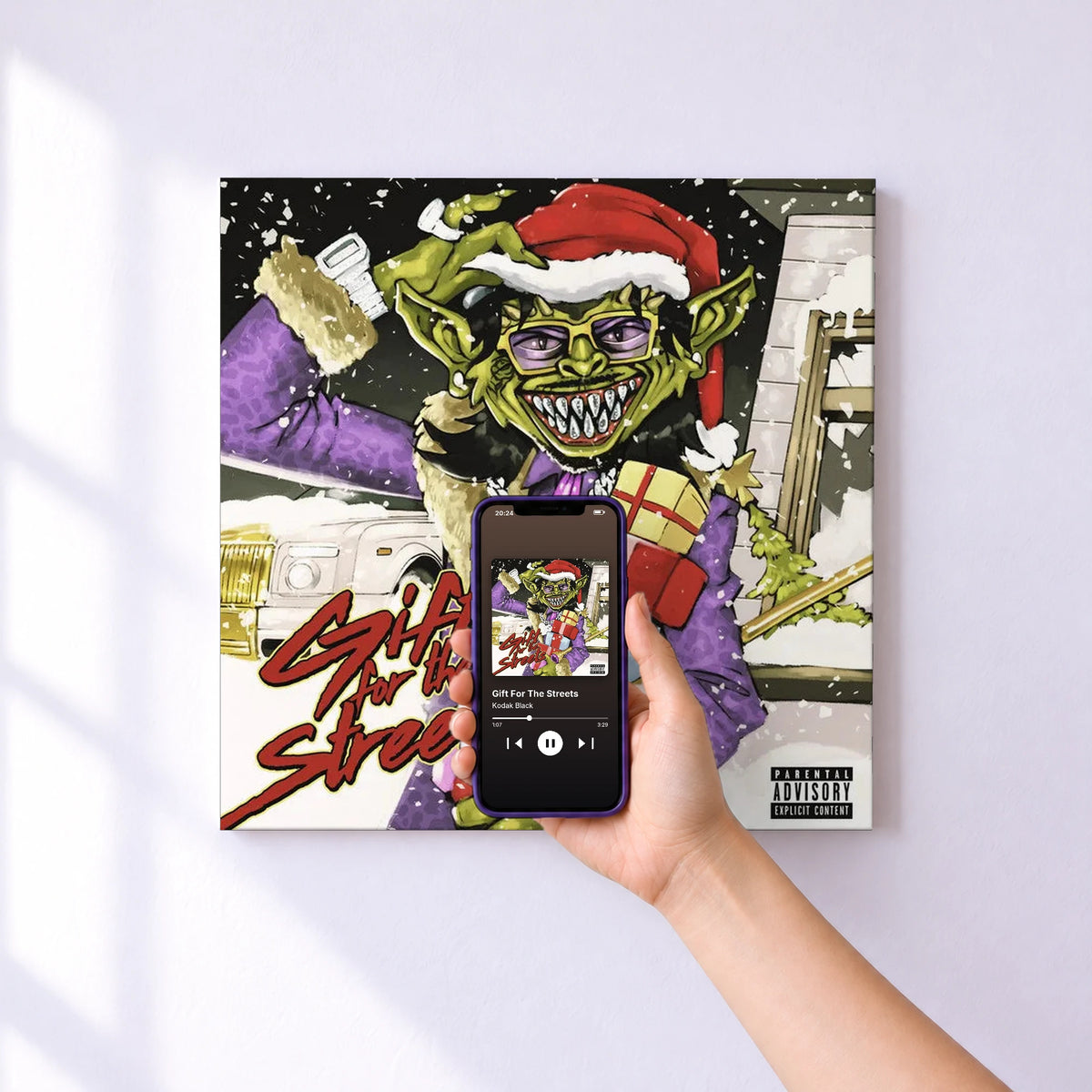 Affiche connectée Gift For The Streets de Kodak Black au mur : l'album se lance en approchant le téléphone