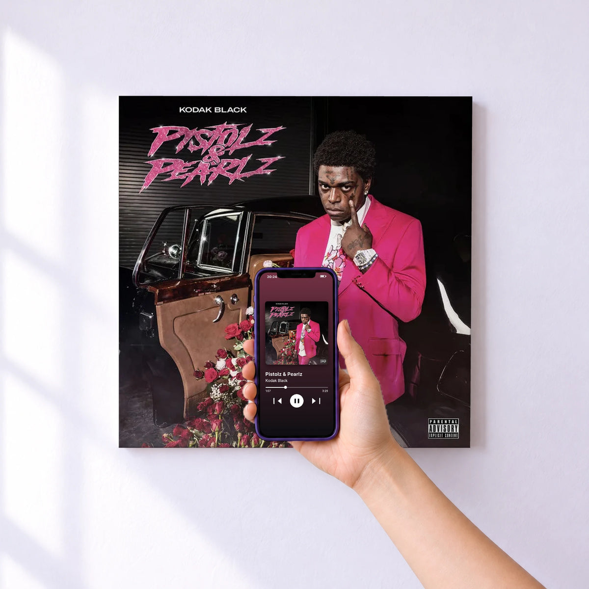 Affiche connectée Pistolz & Pearlz de Kodak Black au mur : l'album se lance en approchant le téléphone