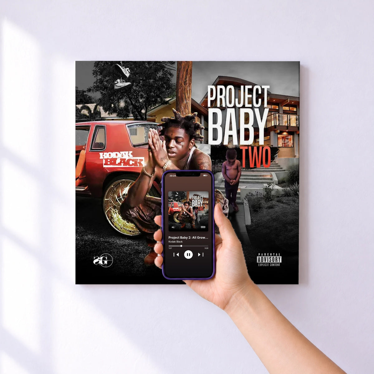 Affiche connectée Project Baby 2: All Grown Up de Kodak Black au mur : l'album se lance en approchant le téléphone