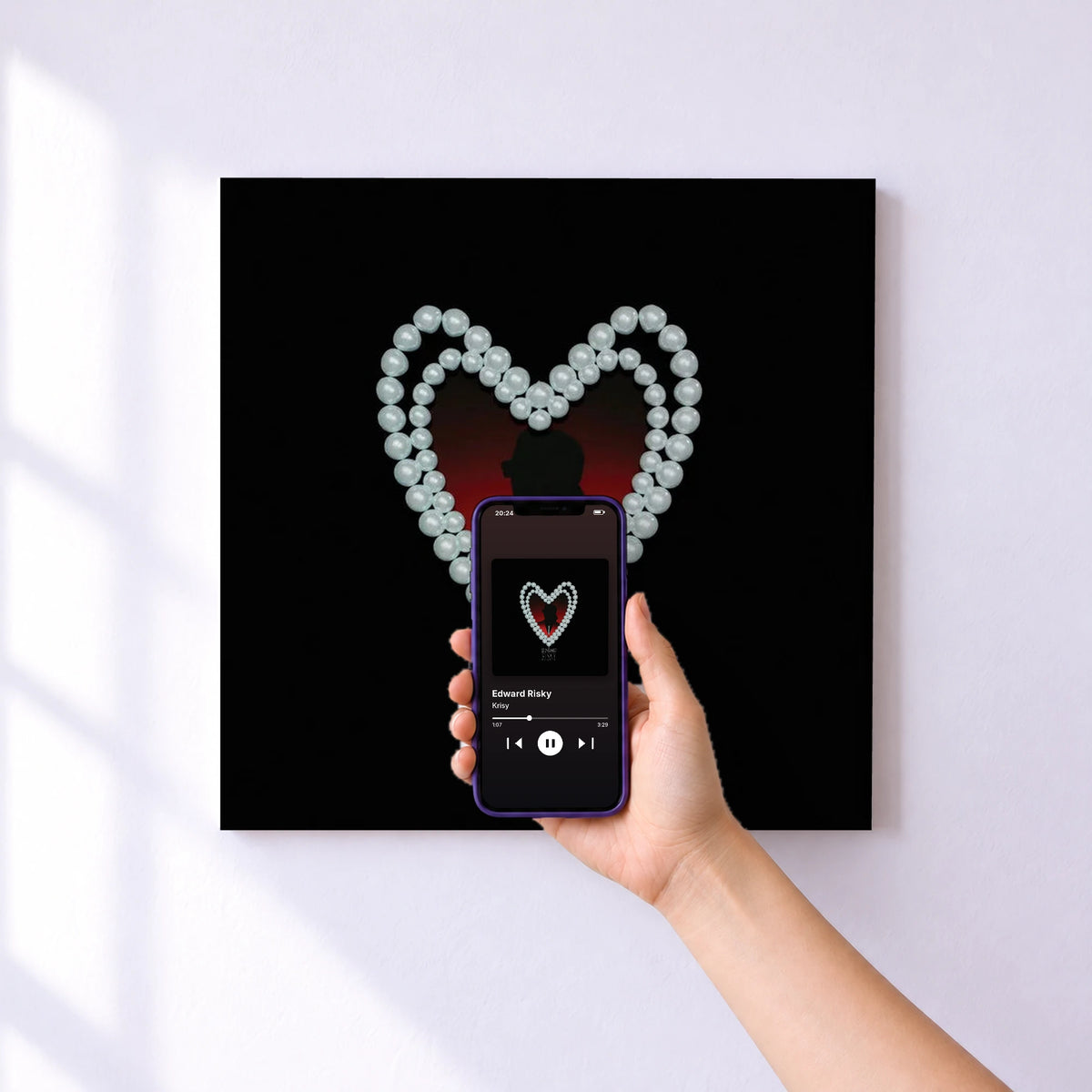 Affiche connectée Edward Risky de Krisy au mur : l'album se lance en approchant le téléphone
