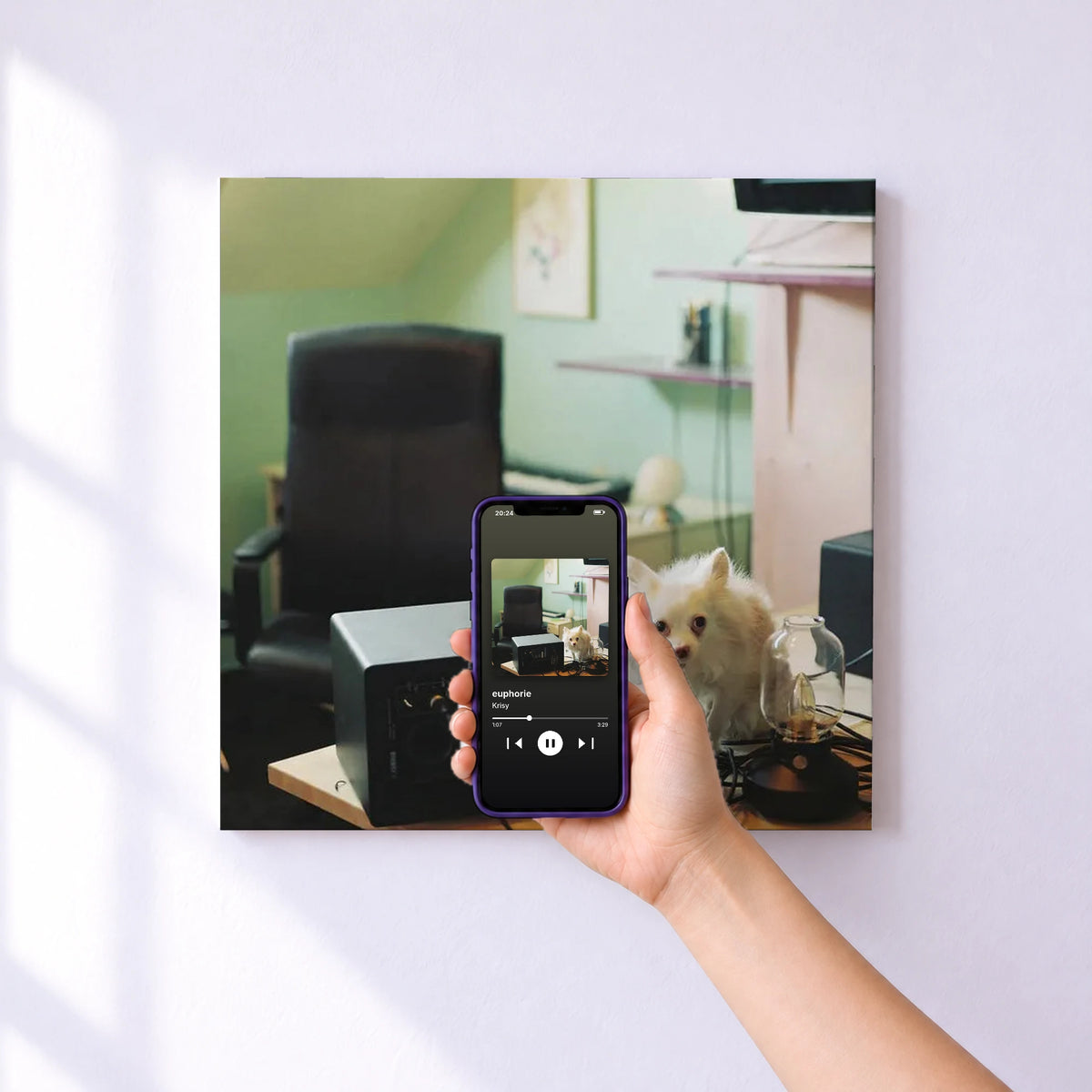 Affiche connectée euphorie de Krisy au mur : l'album se lance en approchant le téléphone