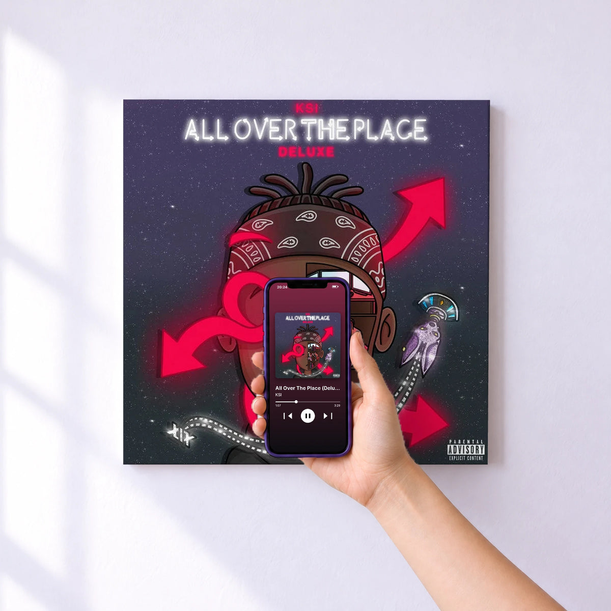 Affiche connectée All Over The Place (Deluxe) de KSI au mur : l'album se lance en approchant le téléphone